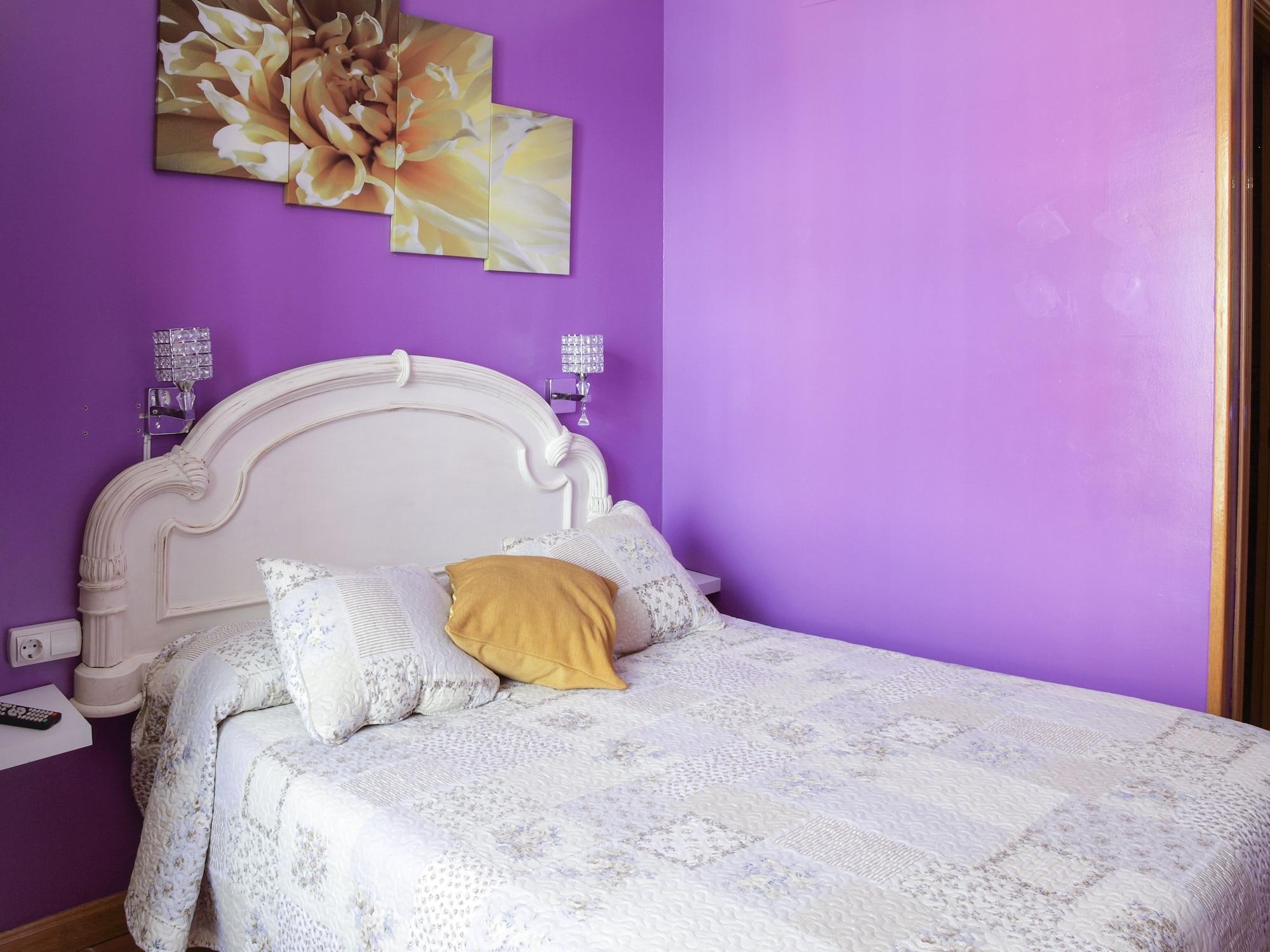 Rc Miguel Angel Madri Exterior foto A bedroom with purple walls