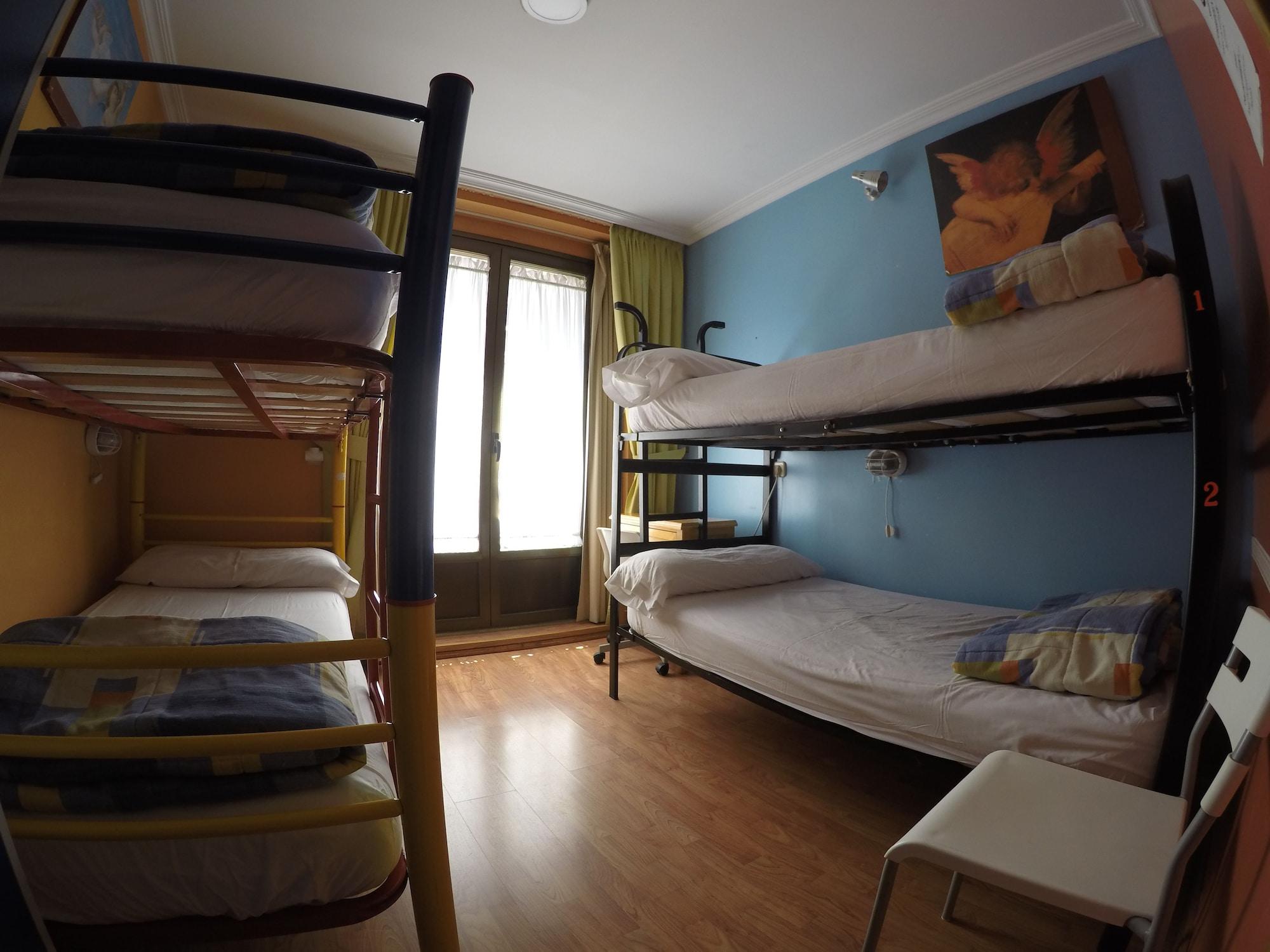 Rc Miguel Angel Madri Exterior foto Hostel room in Madrid, Spain