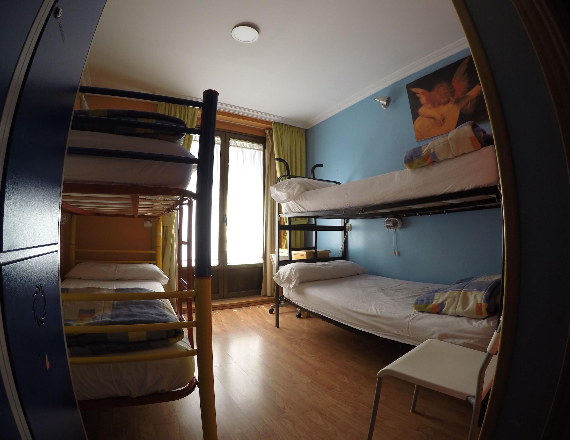 Rc Miguel Angel Madri Exterior foto Hostel room in Madrid, Spain