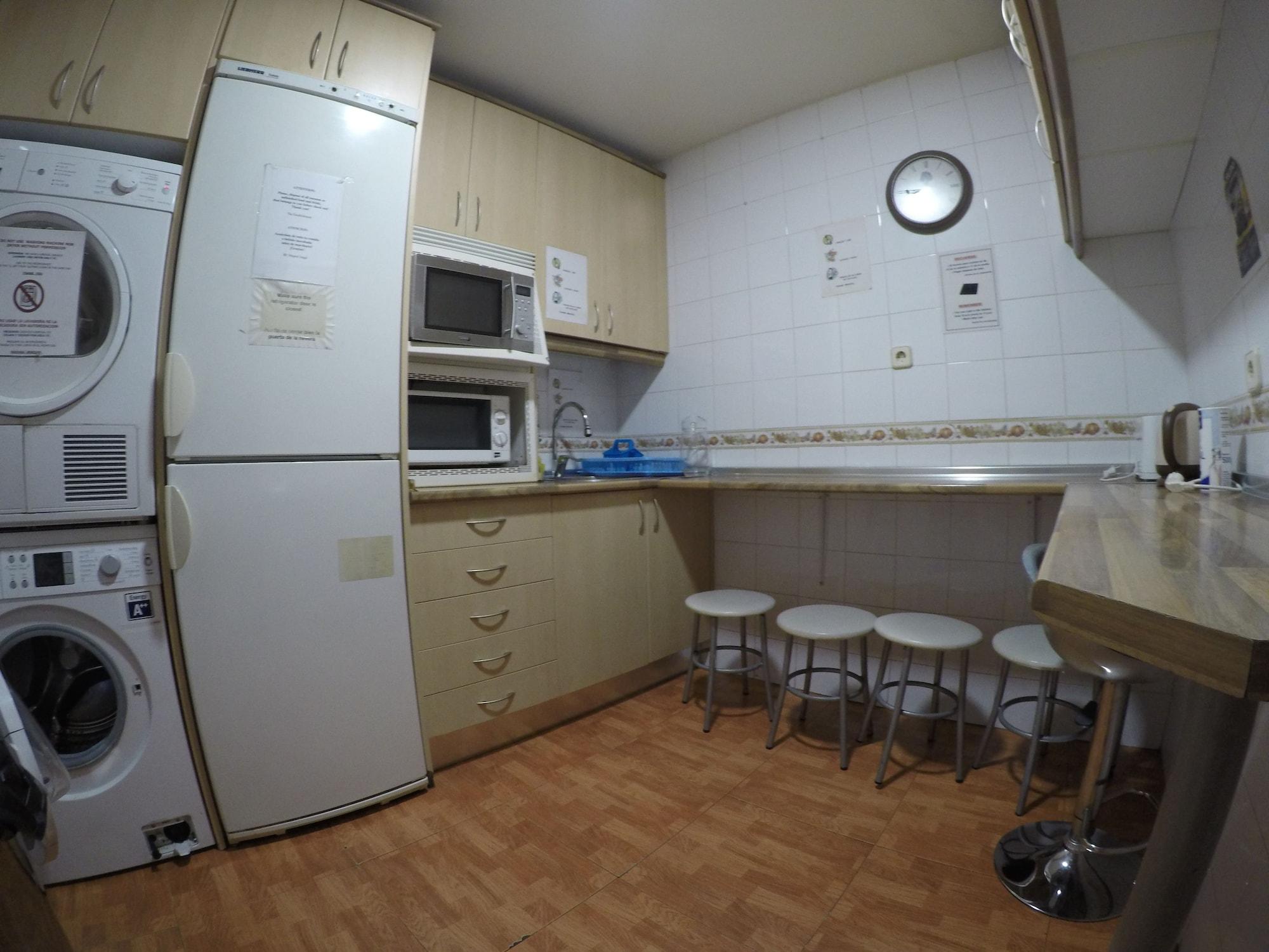 Rc Miguel Angel Madri Exterior foto A typical kitchen in a hostel