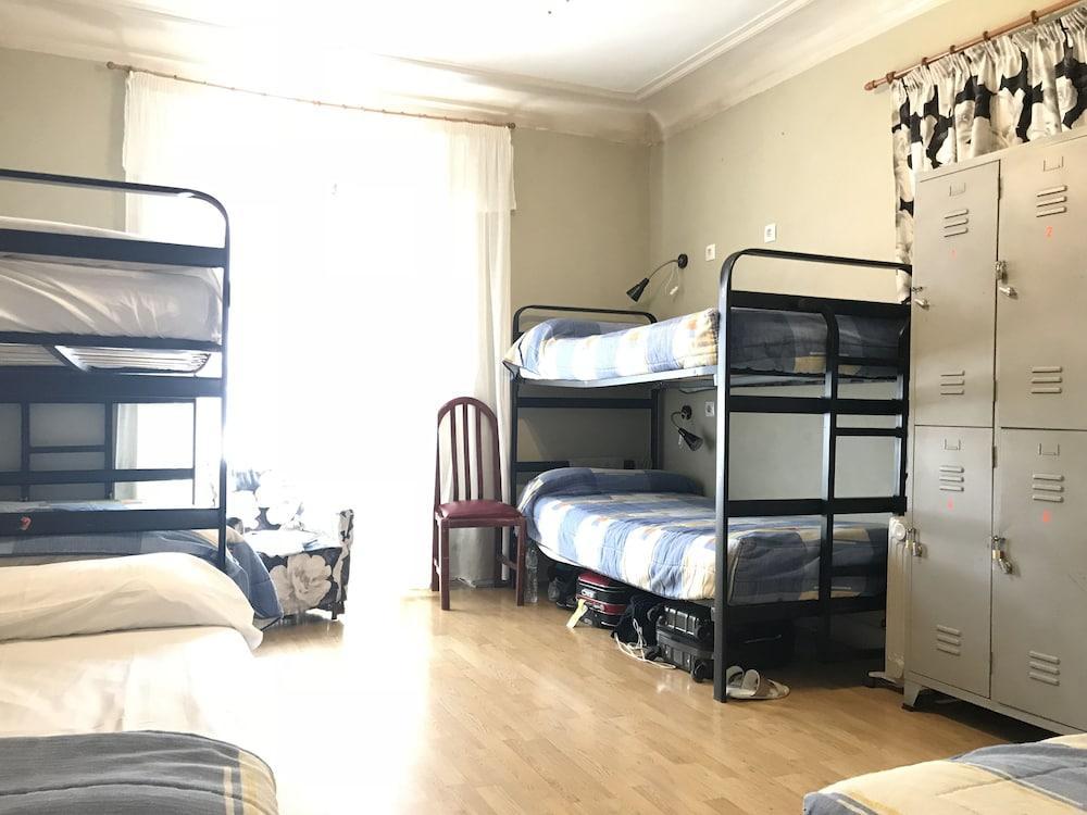 Rc Miguel Angel Madri Exterior foto A typical dormitory room at the International House