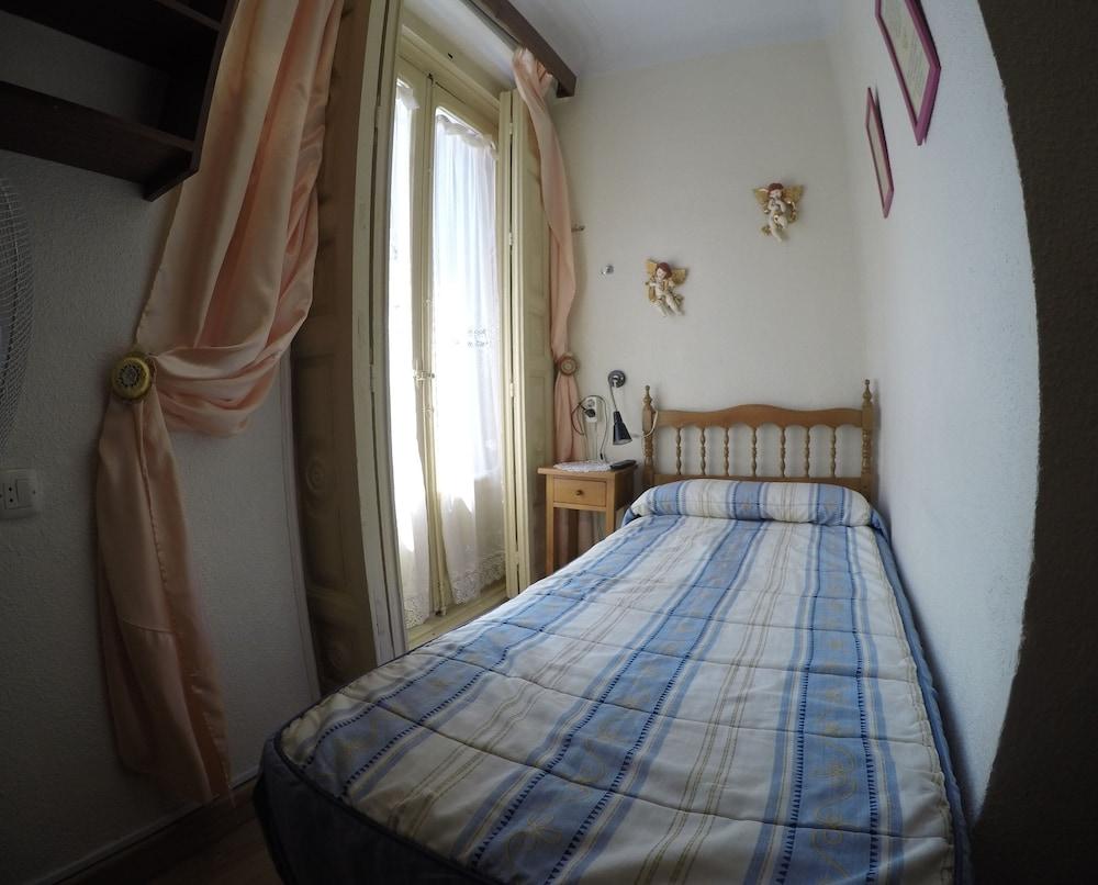 Rc Miguel Angel Madri Exterior foto A single room in a Spanish hostel