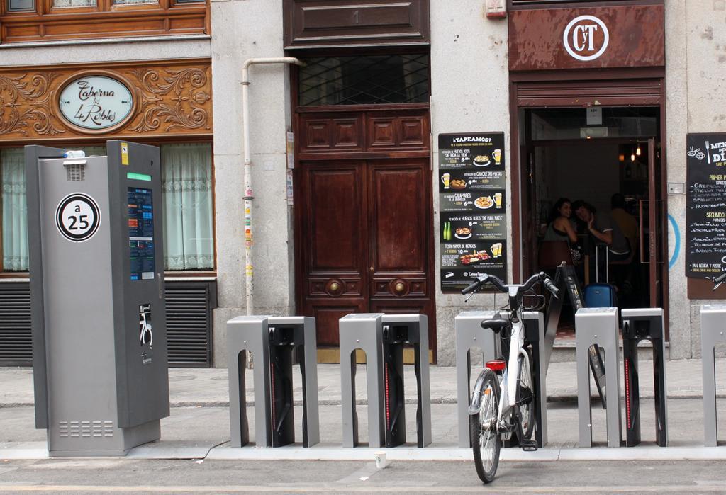 Rc Miguel Angel Madri Exterior foto Vélo'v station