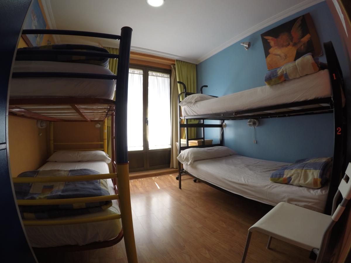 Rc Miguel Angel Madri Exterior foto Hostel room in Madrid, Spain