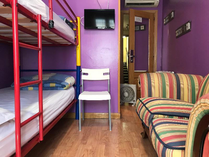 Rc Miguel Angel Madri Exterior foto Hostel room in Madrid, Spain