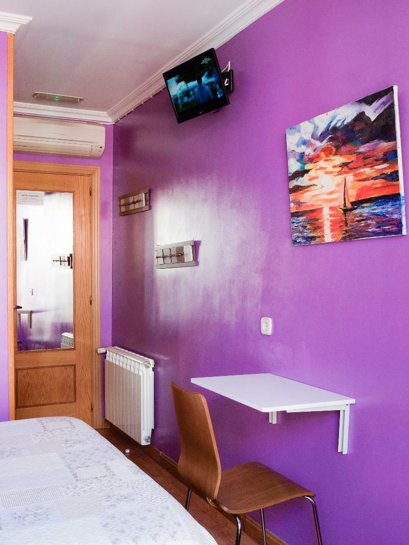 Rc Miguel Angel Madri Exterior foto A room with purple walls